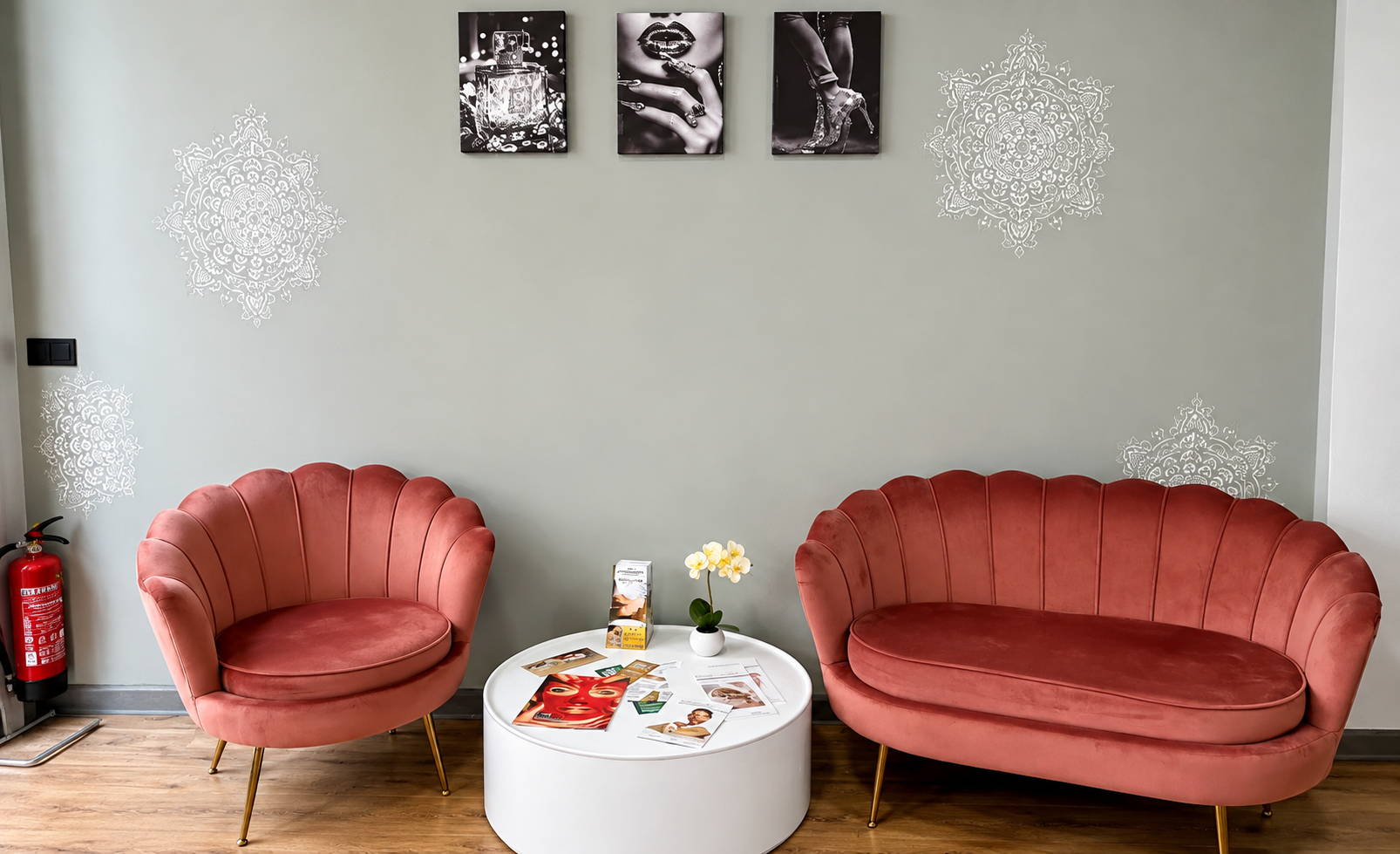 Wartebereich mit Sitzecke im Studio Alexandria Beauty & Laser