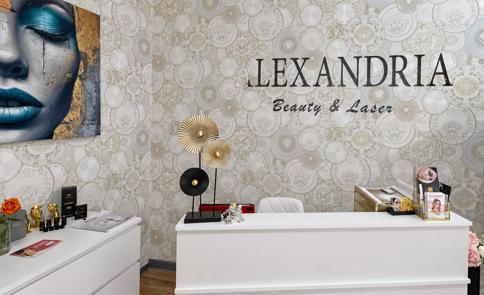 Empfangstheke mit Schriftzug Alexandria Beauty & Laser